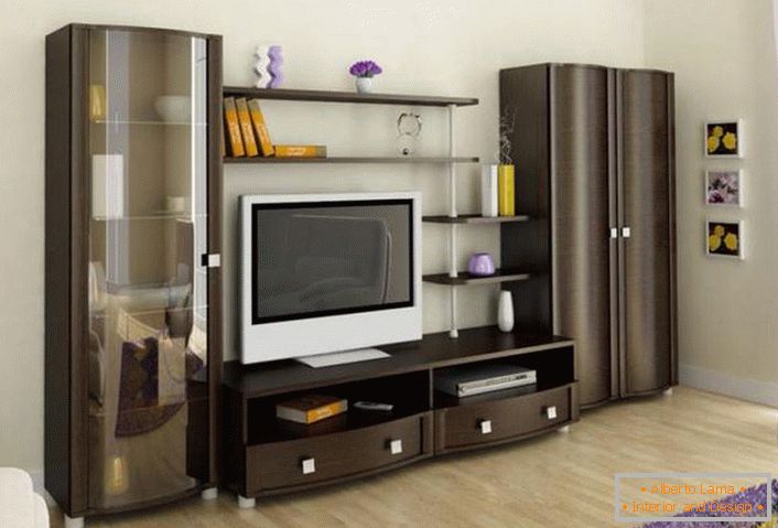 Moderní modulární stěny pro obývací pokoj jsou většinou vybaveny velkým množstvím polic. Ve středu zdi je místo pro televizi.