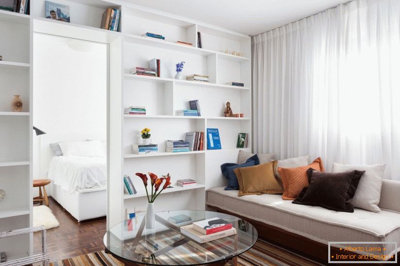 Regály knihy v obývacím pokoji