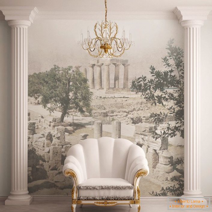 Dekorativní sloupy slouží jako nádherná výzdoba obývacího pokoje, zařízeného v barokním stylu.