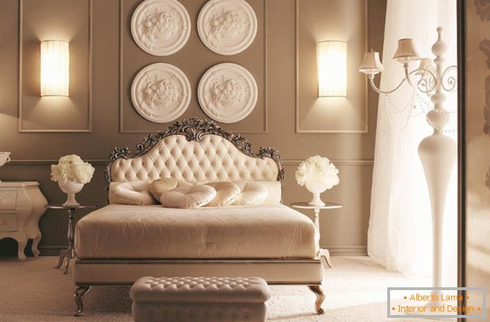 Na čele postele je zdí ozdobena kompozicí designového štuku. Vynikající dekorace ve stylu Art Deco.