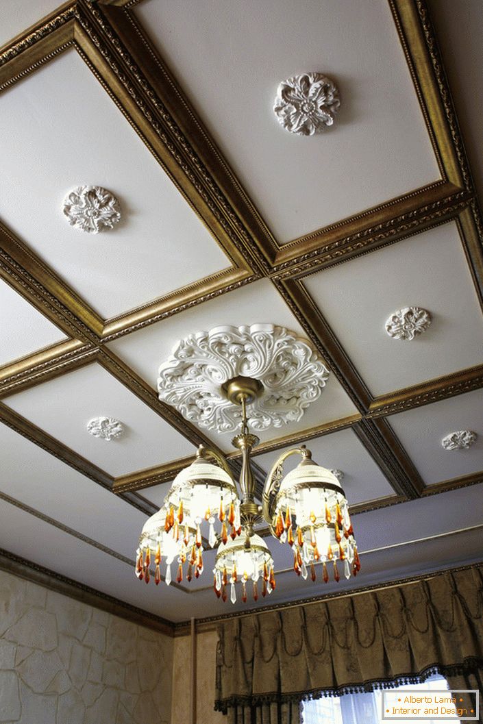 Koláž štuku - jedna z nejpopulárnějších dekorací stropů v místnosti, zdobená empírovým stylem, barokem nebo Art Deco.