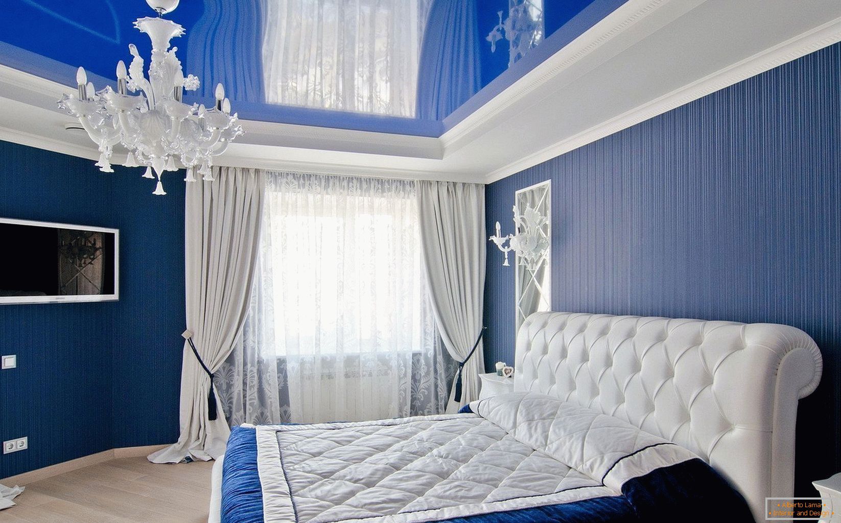 Modrý strop v ložnici