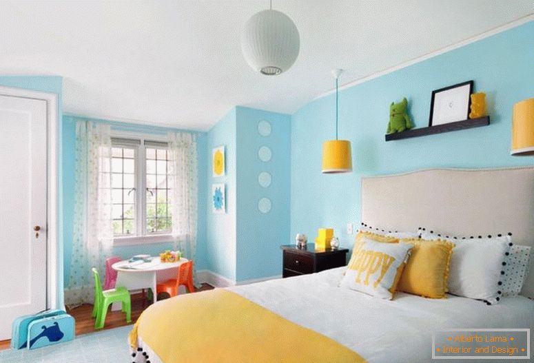 ložnice-v-žluté-modré-pozadí