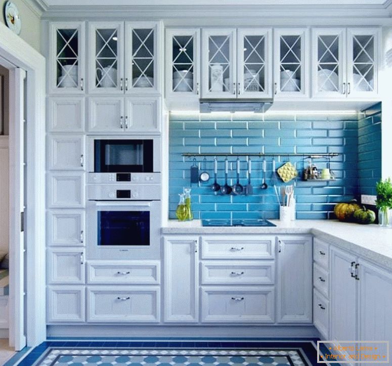 Kuchyně se stěnami a modrou podlahou