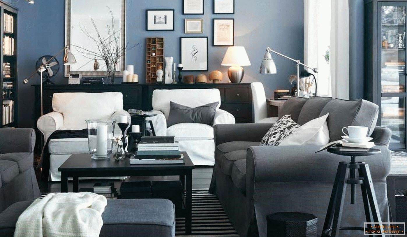 Obývací pokoj se stěnami modrých květin