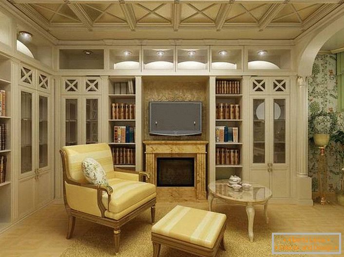 Světlá pokojová místnost ve venkovském stylu se správně zvoleným osvětlením. V interiéru, v nejlepších tradicích země, se používají prvky dřevěného dekorace.
