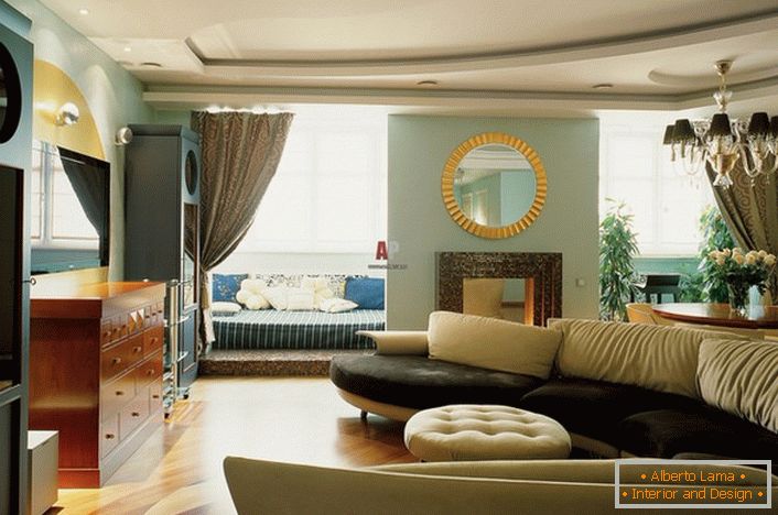 Dekor obývacího pokoje ve stylu italské země je zajímavým podlahovým parketám. Přírodní nátěr harmonicky kombinuje světlé a tmavé prvky.
