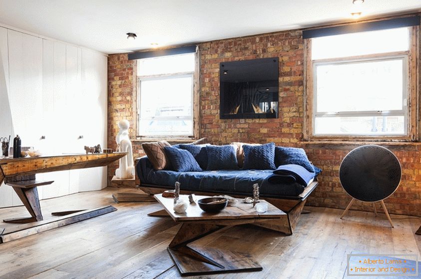 Modrá pohovka v stylizovaném podkroví v obývacím pokoji