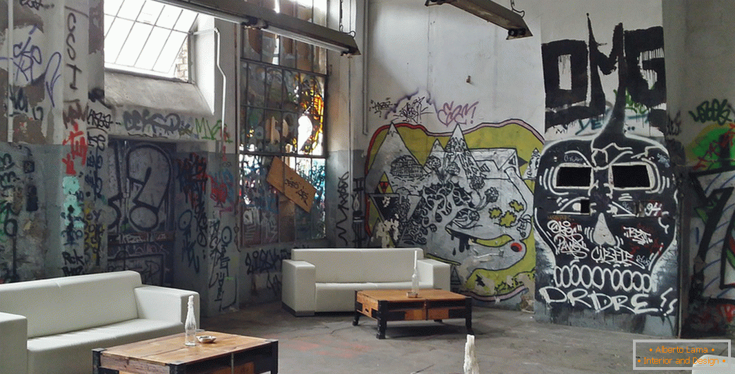 Interiér v půdním stylu s graffiti
