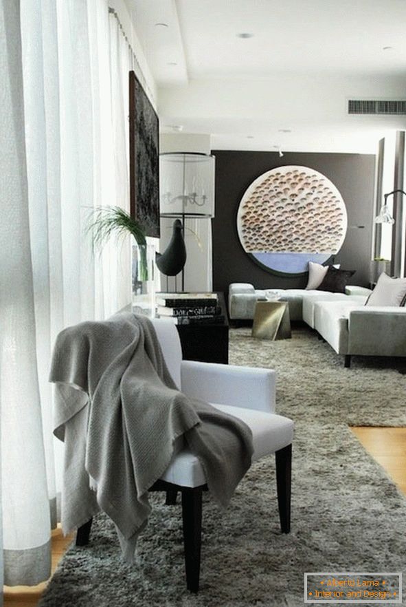Interiér malého obývacího pokoje v černobílé paletě