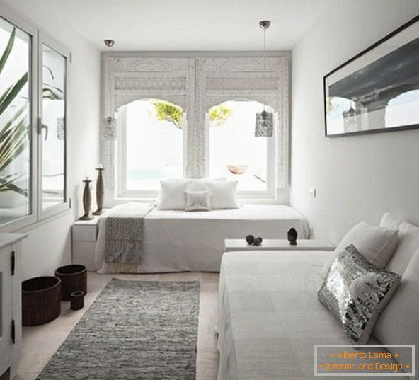 Interiér malé ložnice v bílé barvě