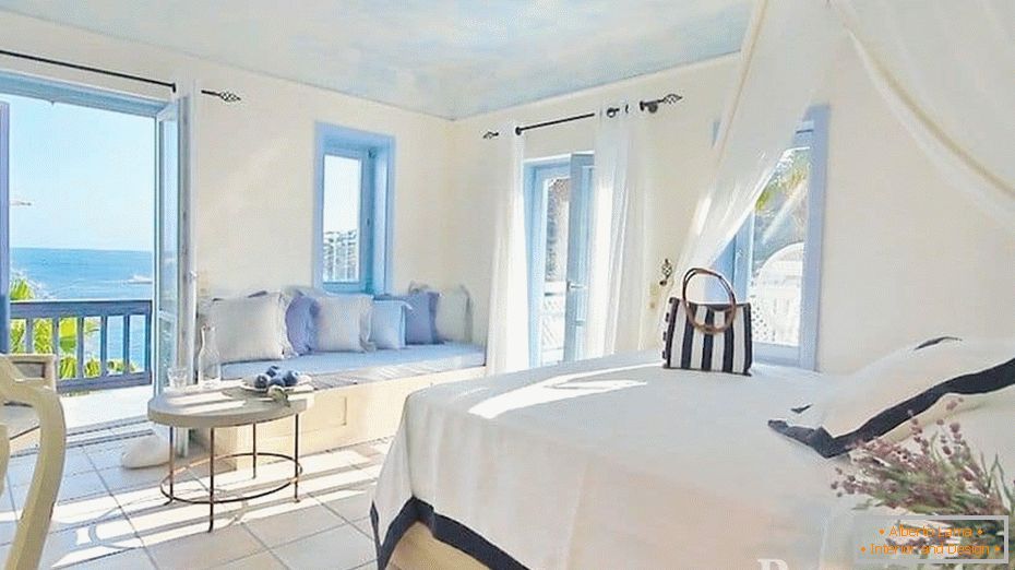 Velmi lehká ložnice v řeckém stylu s panoramatickými okny
