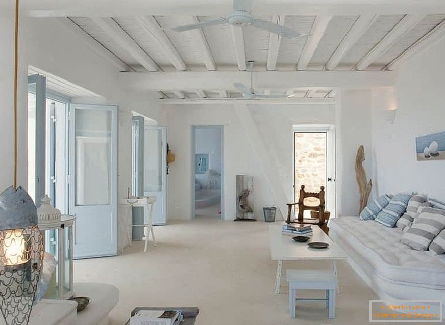 Obývací pokoj v řeckém stylu s trámovým stropem