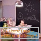 Stojací lampa v dětském pokoji