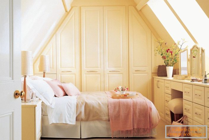 Pokoj v rustikálním stylu je vyzdoben v měkké růžové a béžové tóny.