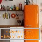 Interiér s oranžovou ledničkou