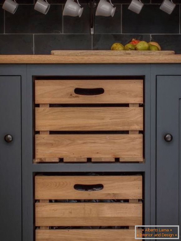 Dřevěné bedny pro zeleninu zabudované do kuchyňské skříně