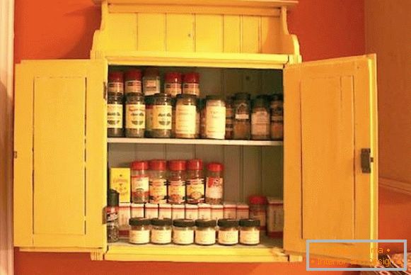 Spice skříň na kuchyňské zdi