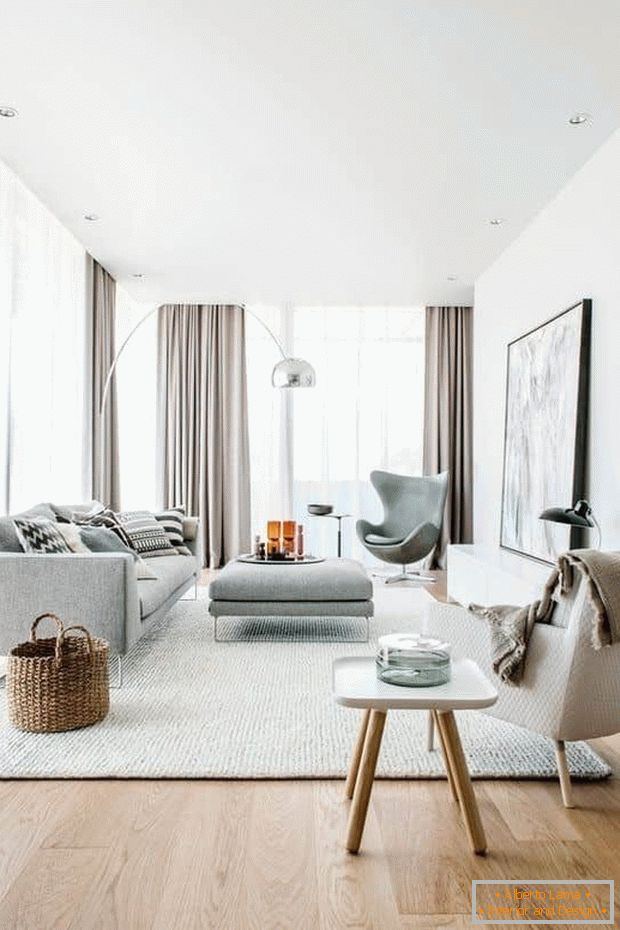 Úzký obývací pokoj v panoramatických oknech v moderním domě