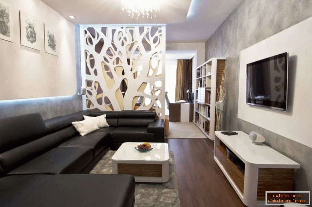 Dlouhý obývací pokoj rozdělen na pracovní a hostující prostory