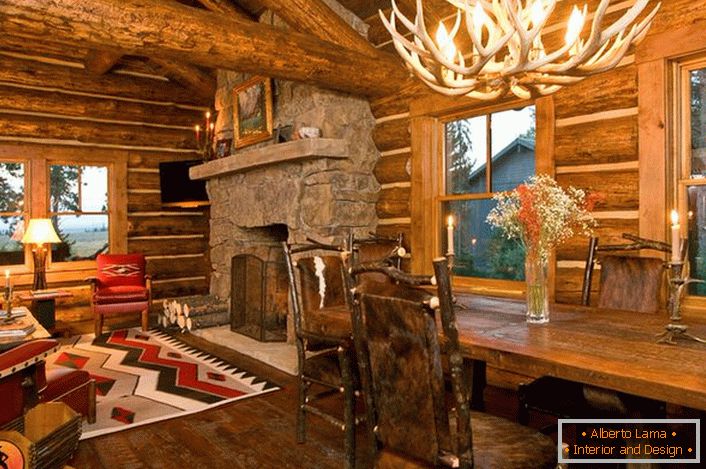 Stylový design loveckého zámečku v rustikálním stylu vytváří atmosféru pohodlí domova.