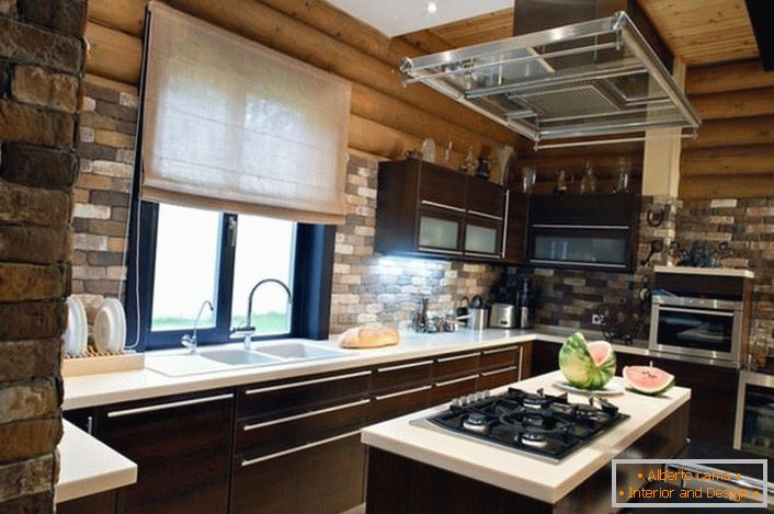 Povrch z cihel vypadá organicky na pozadí dřevěného rámu. Exkluzivní kombinace s moderním nábytkem a spotřebiči je výhodným řešením pro zdobení kuchyně v obci.