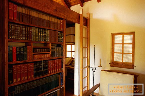 Knihovna v malé chatě Innermost House v severní Kalifornii
