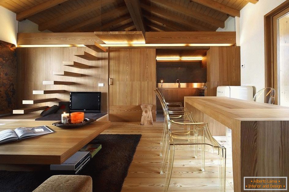 Světlé dřevo ve společném obývacím pokoji a kuchyni