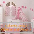 Růžový a bílý nábytek v dětském pokoji