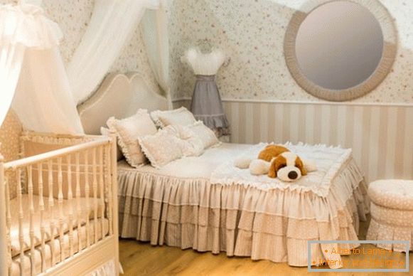 interiér malé ložnice s dětskou postýlkou
