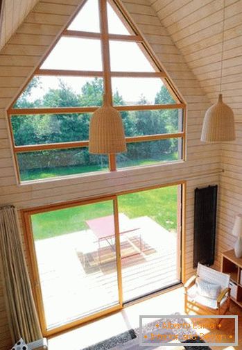 Skleněné okno a dveře v malém dřevěném domě