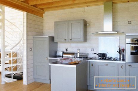 Kuchyně v malém dřevěném domě