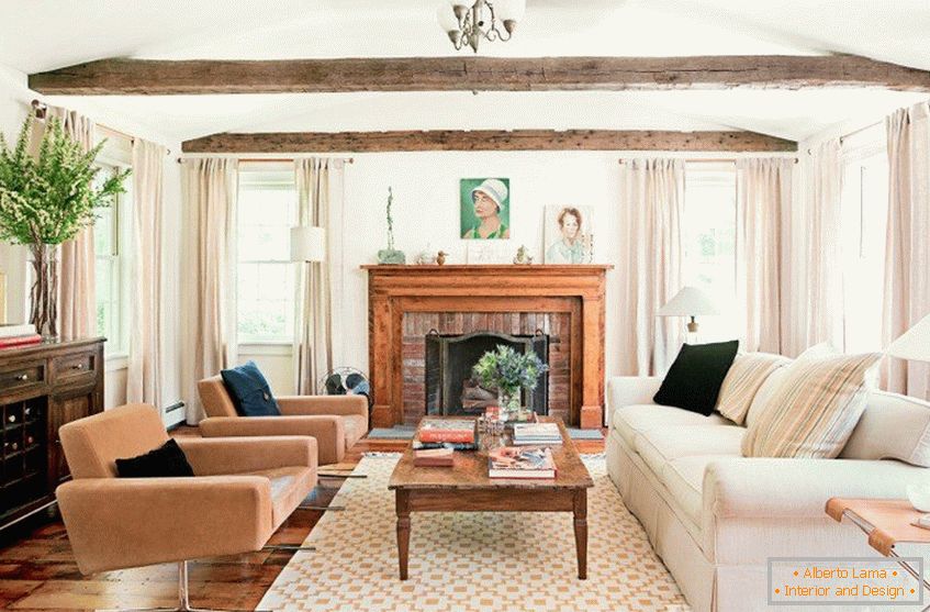 Obývací pokoj s odhalenými trámy na stropě a krbem