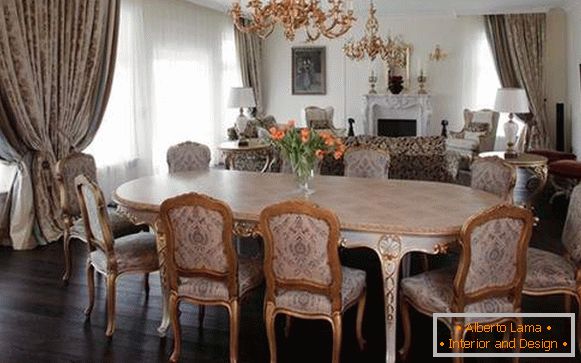 Interiér jídelny v soukromém domě v klasickém stylu