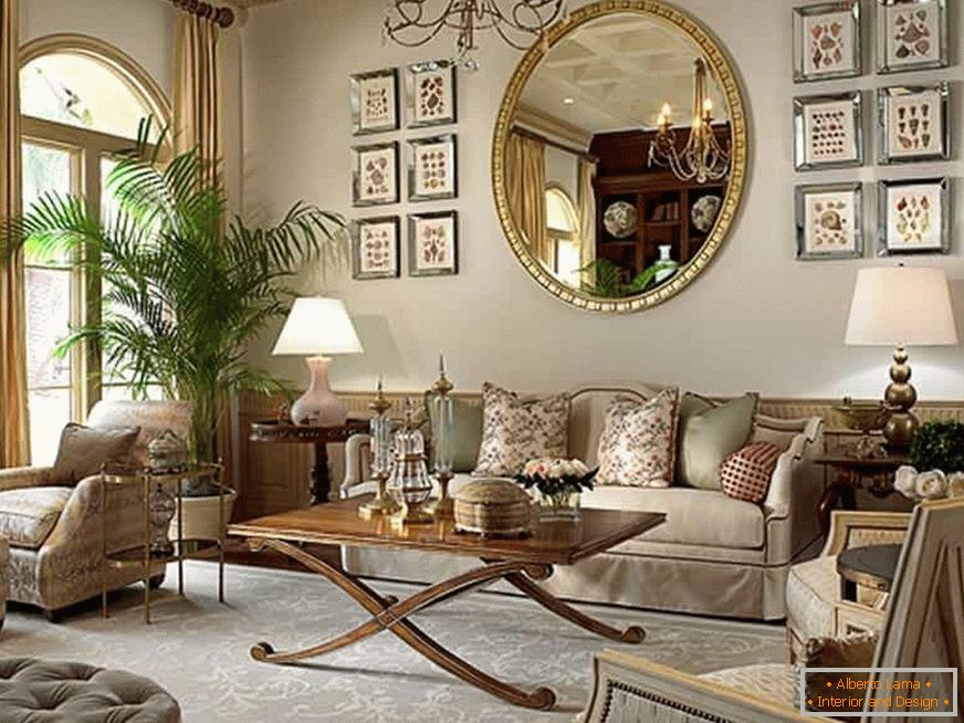 Velké zrcadlo zdobí design obývacího pokoje v klasickém stylu