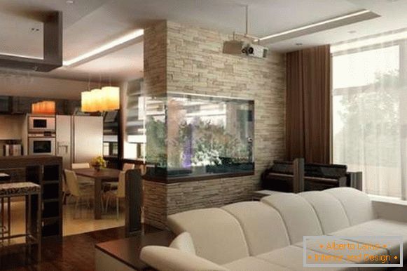 Interiér kuchyně obývacího pokoje s akvarijním oddílem mezi nimi