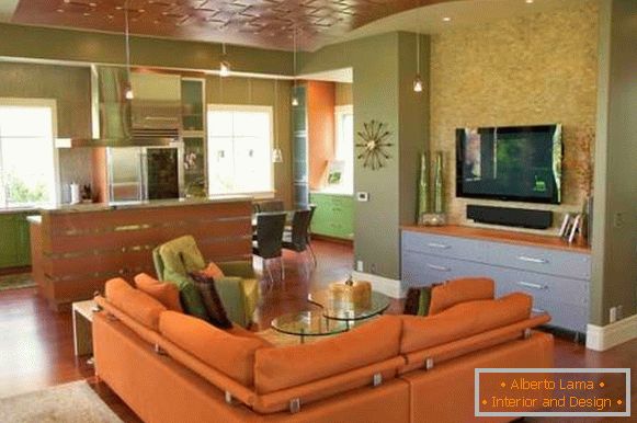 Oranžově zelený interiér kuchyně obývacího pokoje v soukromém domě