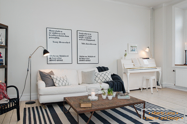Velký klavír v obývacím pokoji ve skandinávském stylu