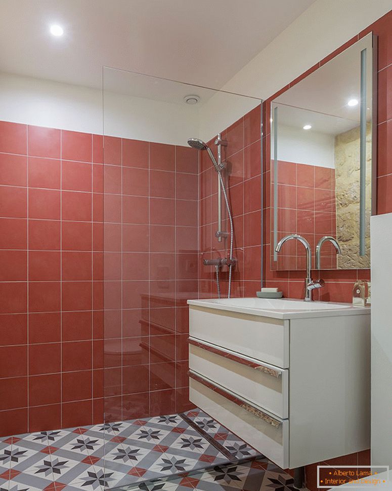 Červené dlaždice v interiéru malé koupelny
