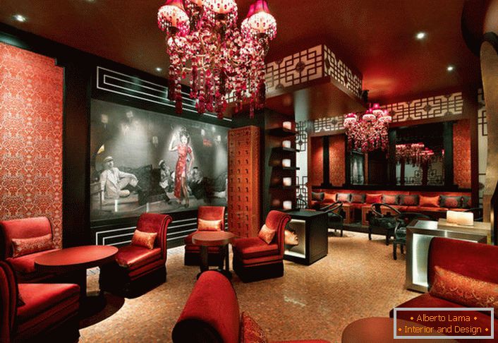 Čínský obývací pokoj je převážně terakotovou barvou, lucernami, ebony.