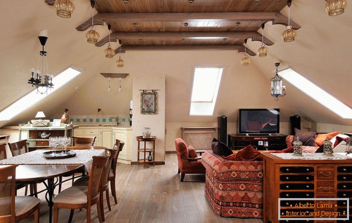 Skandinávský mansardský styl, lehké stěny, trámy na stropě, podlaha pod stromem.