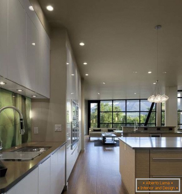 Kuchyňský design v domě v high-tech stylu