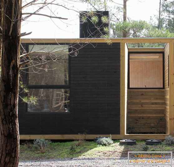 Dřevěný modulový dům v lese