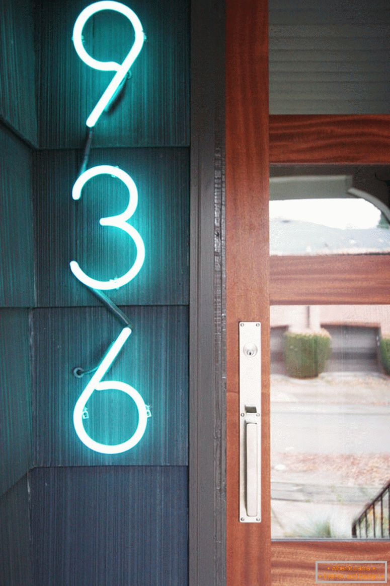 Číslo domu s neonovými světly