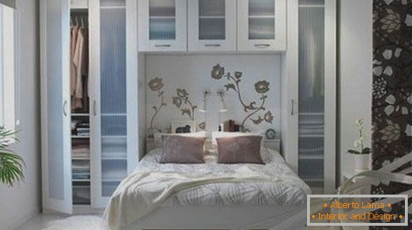 Nábytek s průhlednými dveřmi v ložnici