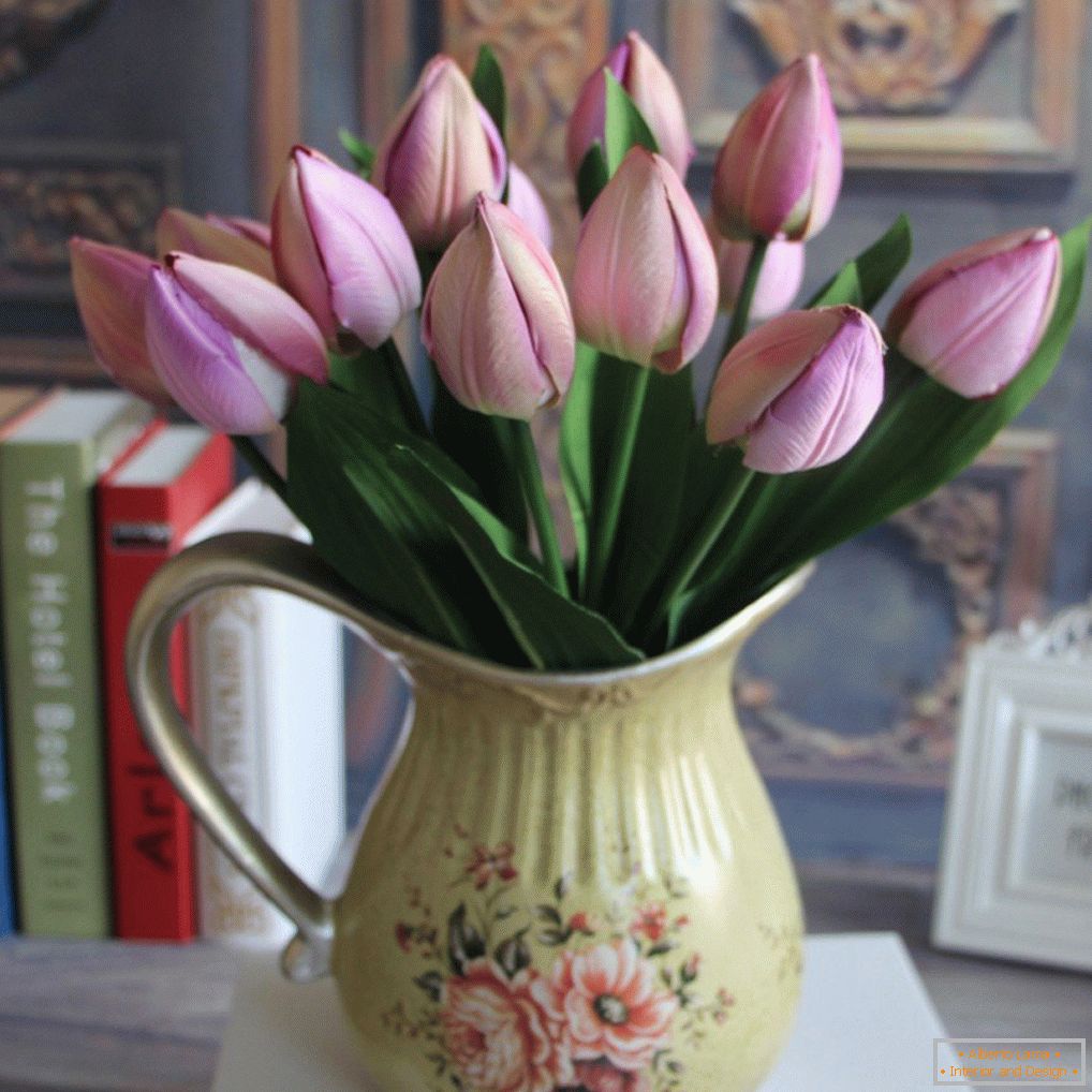 Monobook z umělých tulipánů