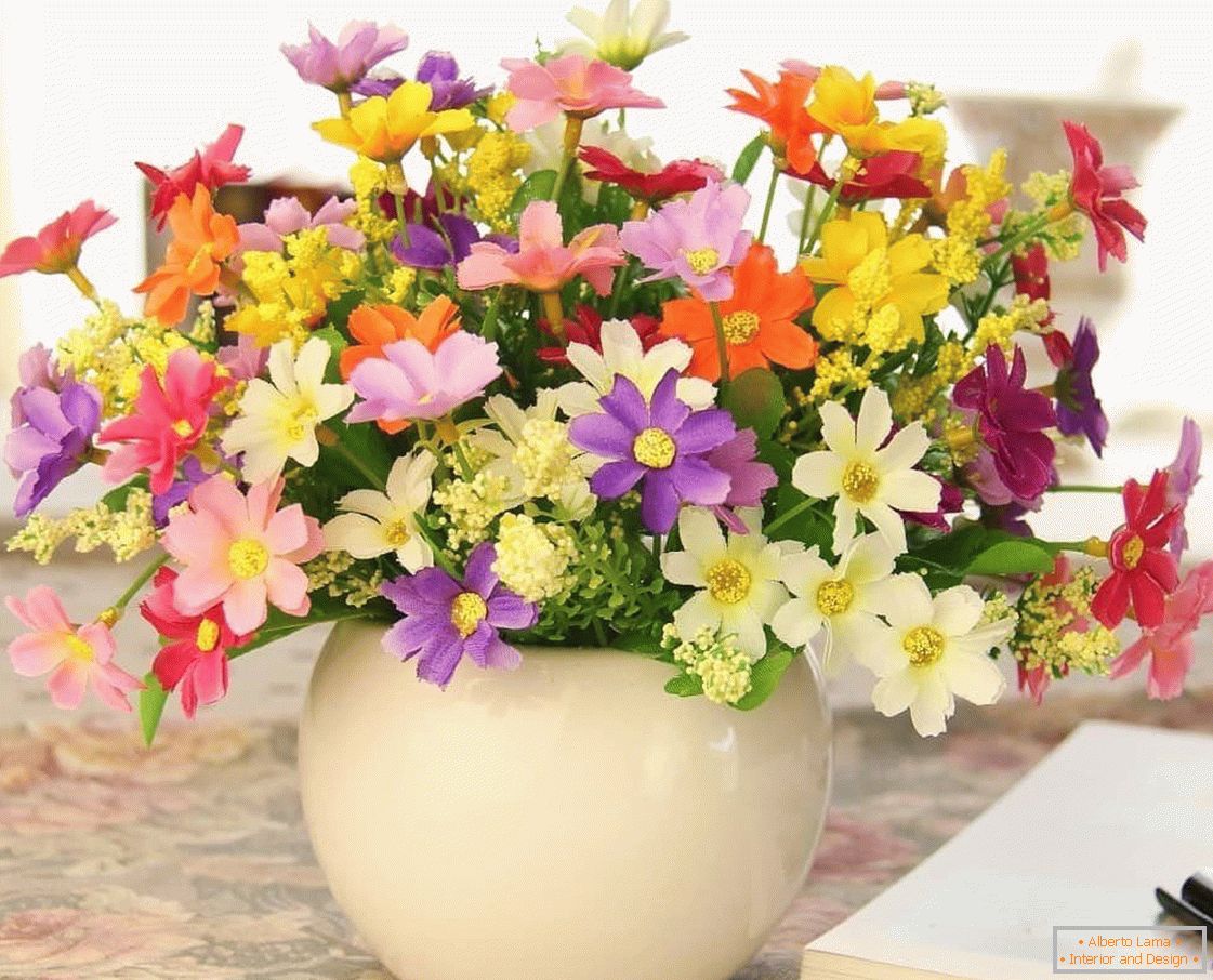 Jednoduchý design vázy s umělými květinami