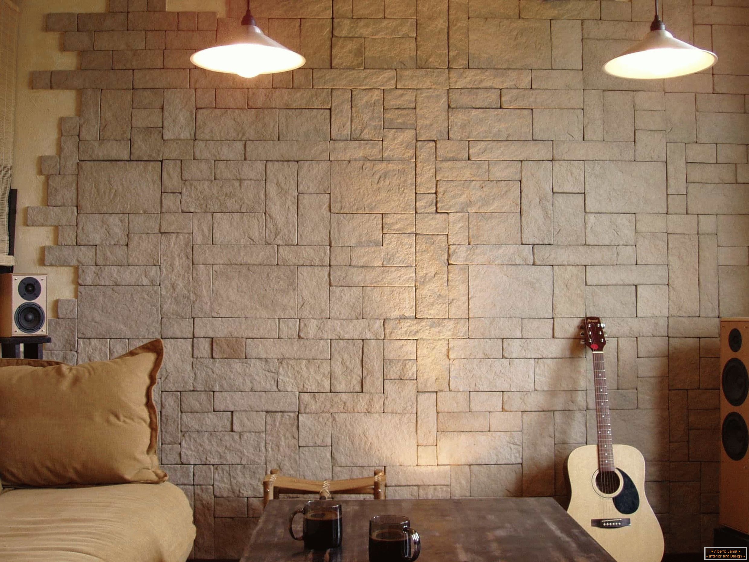 Dekorativní kámen v prostorném obývacím pokoji