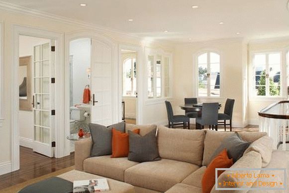 Kombinace šedé a oranžové v interiéru obývacího pokoje