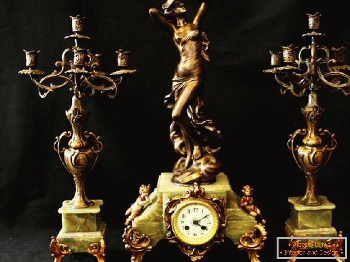 Klasická sada - dvě bronzové svíčky a vynikající hodinky. Ideální výzdoba pro krb.
